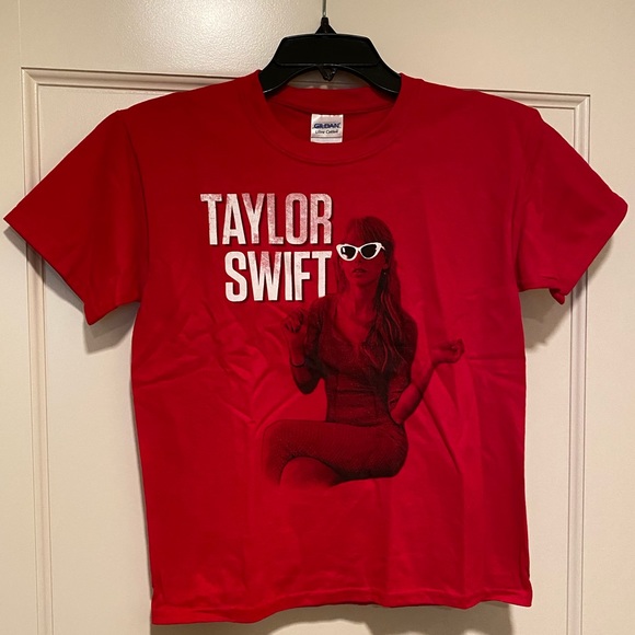 NEW TAYLOR SWIFT RED T-SHIRT - Picture 3 of 11